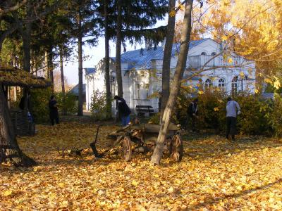 При поддержке Рязанской НПК школьники навели порядок в парке усадьбы Семёнова-Тян-Шанского